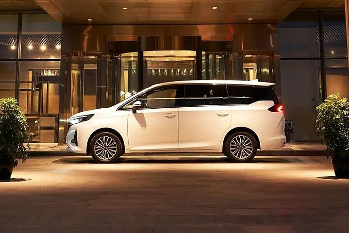 Experience effortless travel in Dubai with spacious vehicles ready for your journey offering comfort and expert local drivers familiar with the city's sights and secrets.